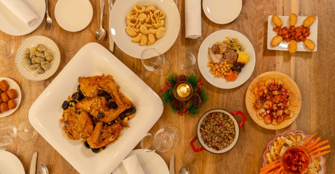 Foto de mesa de Naviad con plato de pollo con ciruelas, amas a la catalana y pulpo a la Gallega de Origen 100x100 envasado al vacío